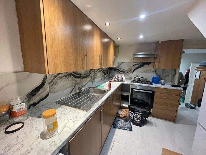 2 Bedroom Flat To Rent In King Street, Southall, UB2