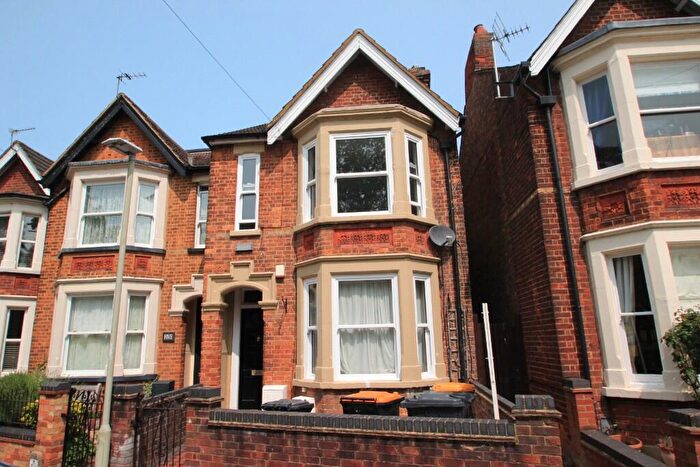 2 Bedroom Flat To Rent In Russell Avenue, Bedford, Bedfordshire, MK40