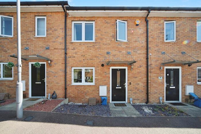 2 Bedroom Terraced House For Sale In Landau Close, Luton, LU1