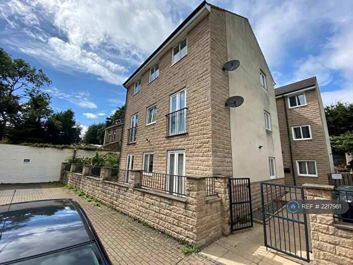 2 Bedroom Flat To Rent In St Lawrence View, Leeds, LS28