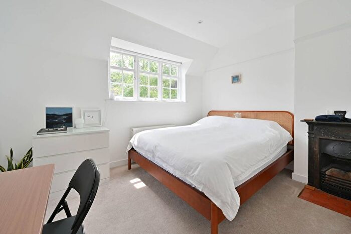 3 Bedroom Property To Rent In Oakwood Road, Hampstead Garden Suburb, London, NW11