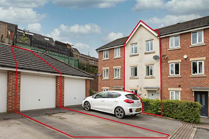 4 Bedroom Town House To Rent In Birchwood Close, Lindley, Huddersfield, HD3