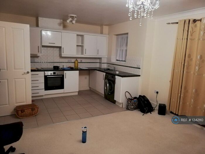 2 Bedroom Flat To Rent In Tobermory Close, Slough, SL3