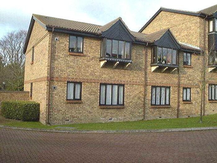 1 Bedroom Flat To Rent In Abbotsbury Court, Kings Road, Horsham, RH13
