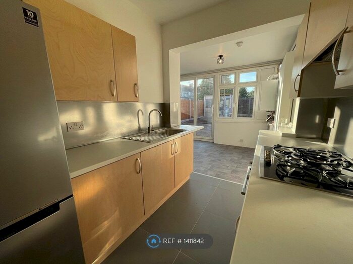 4 Bedroom Semi-Detached House To Rent In New North Road, Ilford, IG6