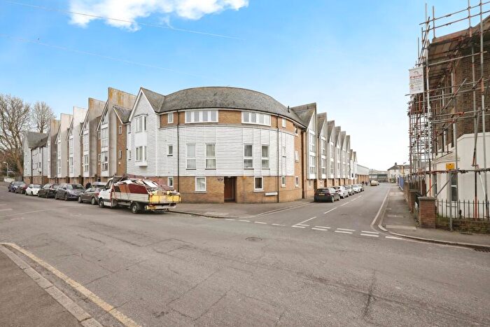 2 Bedroom Flat For Sale In Beaconsfield Road, Dover, Kent, CT16