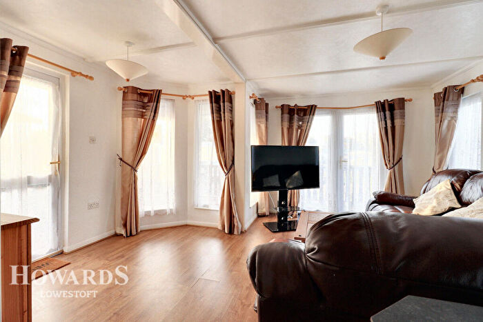 3 Bedroom Chalet For Sale In Beach Farm, Arbor Lane, Lowestoft, NR33