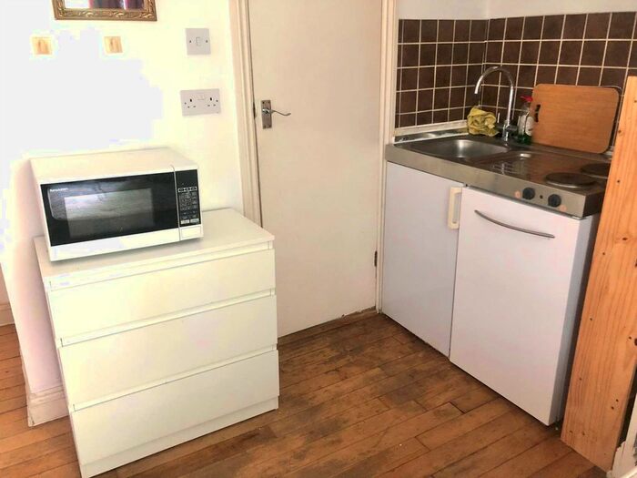 1 Bedroom Studio To Rent In Beauclerc Road, Hammersmith, W6
