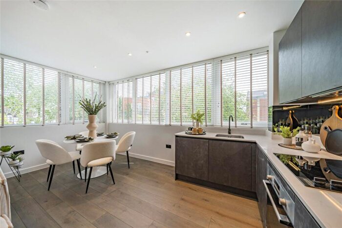 1 Bedroom Flat For Sale In Rosemount Avenue, West Byfleet, Surrey, KT14