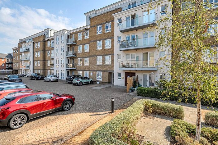 2 Bedroom Flat For Sale In Heron Way, Maidenhead, SL6