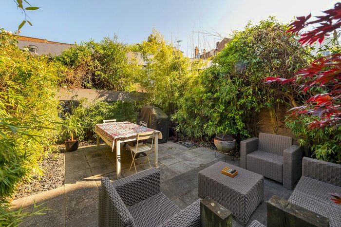 2 Bedroom Flat To Rent In Cornwall Crescent, London, W11