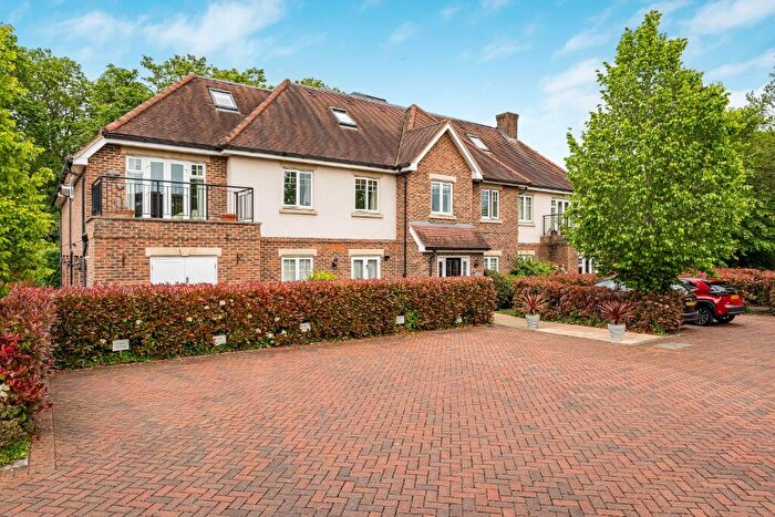 2 Bedroom Apartment For Sale In Woodside Gardens, Marlow, Buckinghamshire, SL7