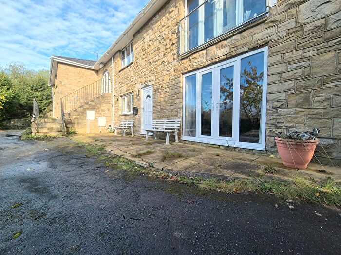 3 Bedroom Flat To Rent In Hipperholme, Halifax, HX3