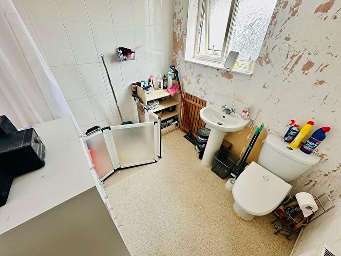 3 Bedroom Semi-Detached House For Sale In Ward Grove, Lanesfield, Wolverhampton, WV4
