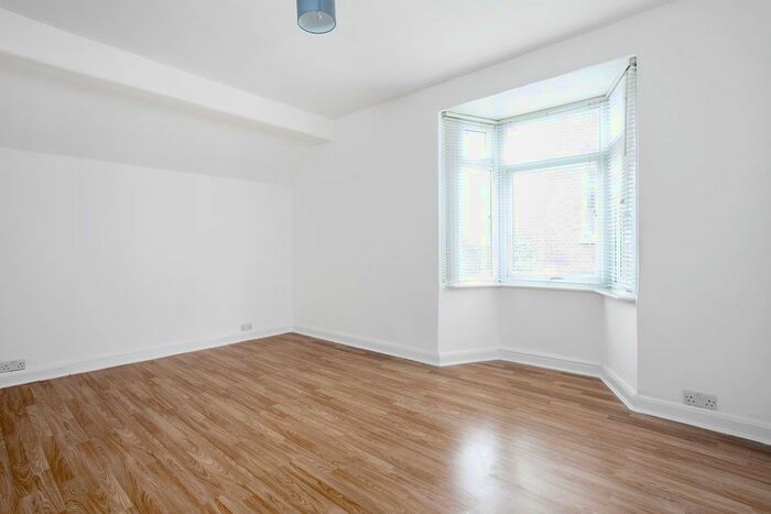 3 Bedroom Flat To Rent In High Road, Leytonstone, E11