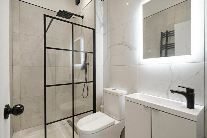 2 Bedroom Flat For Sale In Upper Richmond Road West, SW14