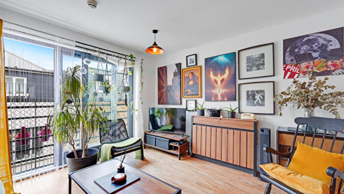 2 Bedroom Flat For Sale In Mackintosh Lane., London, E9 - Photo 2