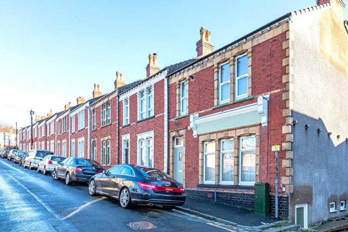 1 Bedroom Flat For Sale In Penpole Avenue, Shirehampton, Bristol, BS11