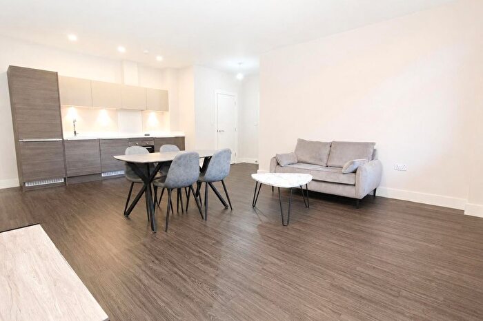 2 Bedroom Flat To Rent In Greenleigh Court Dawsons Square Pudsey, Pudsey, LS28