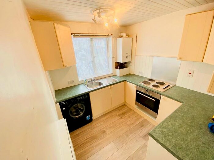 2 Bedroom Ground Flat To Rent In Westview Drive, Woodford Green, Essex, IG8