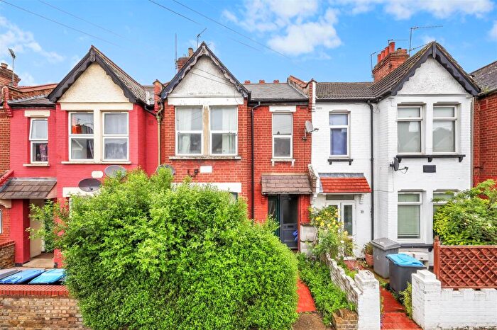 3 Bedroom Flat To Rent In Deacon Road, London, NW2