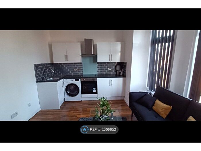 3 Bedroom Flat To Rent In Polygon Road, Manchester, M8