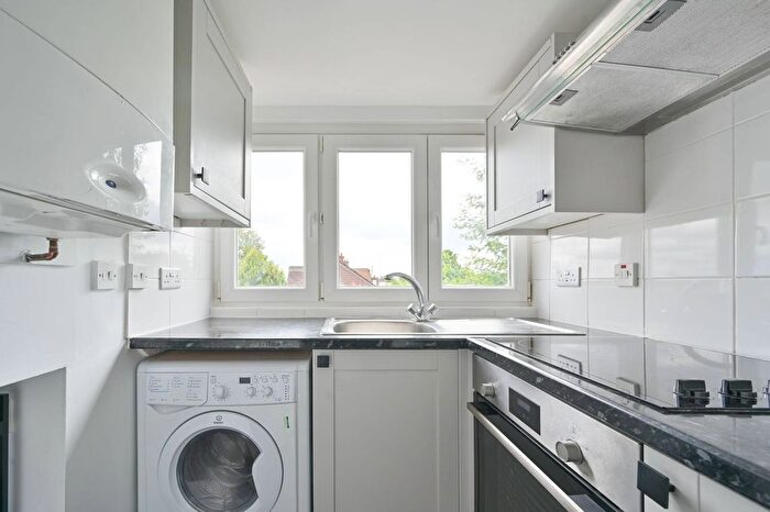 2 Bedroom Flat To Rent In Mitcham Lane, Furzedown, London, SW16