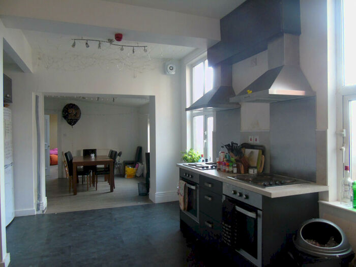 8 Bedroom House To Rent In Kelso Road, Leeds, LS2