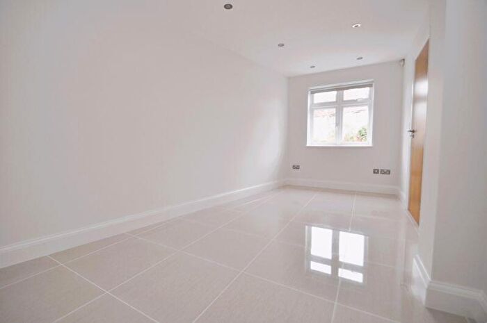 5 Bedroom Semi-Detached House To Rent In Beechcroft Avenue, New Malden, KT3