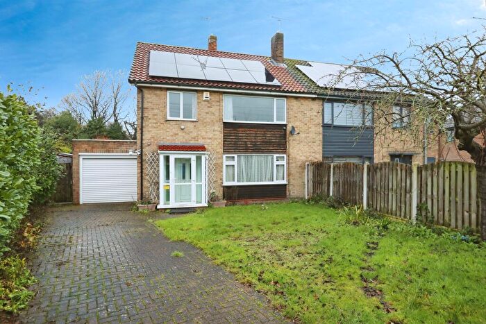 3 Bedroom Semi-Detached House For Sale In Dunstan Crescent, Worksop, S80