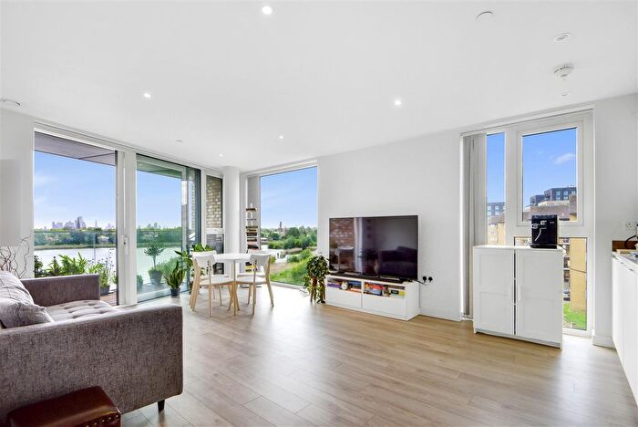 2 Bedroom Flat To Rent In Newnton Close, London, N4