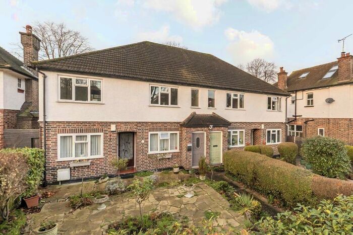 2 Bedroom Maisonette To Rent In Abbotsleigh Road, London, SW16