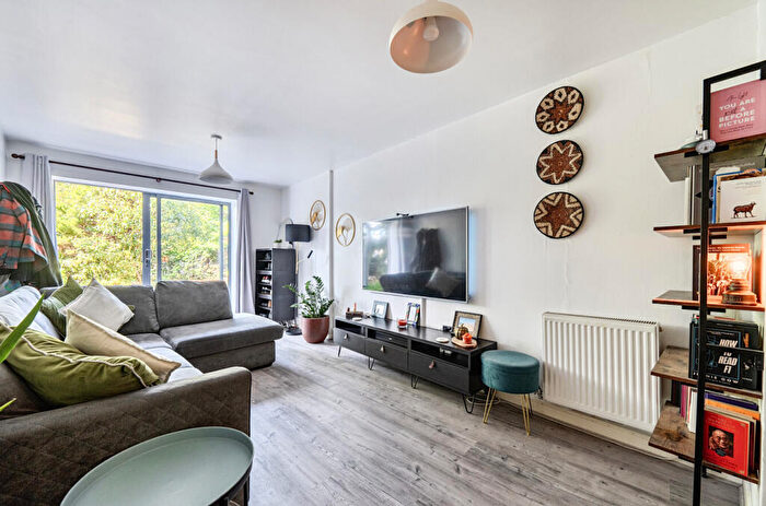 2 Bedroom Apartment For Sale In Coombe Way, Farnborough, Hampshire, GU14