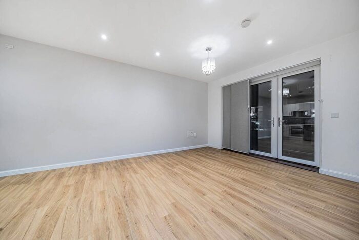 2 Bedroom Flat To Rent In Edgecumbe Avenue, Edgware, London, NW9