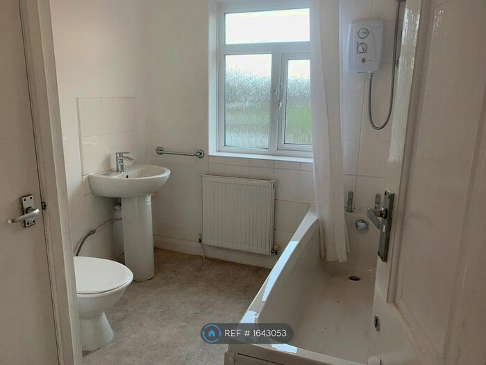 3 Bedroom Semi-Detached House To Rent In Cheetham Hill Road, Dukinfield, SK16