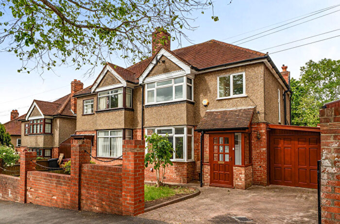 4 Bedroom Semi Detached House For Sale In Bourne Avenue, Reading, Berkshire, RG2