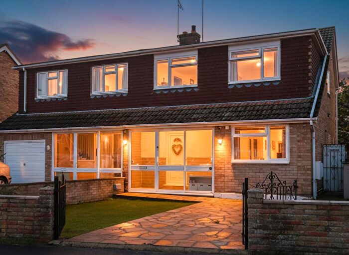 4 Bedroom Semi-Detached House For Sale In Karen Close, Wickford, SS12