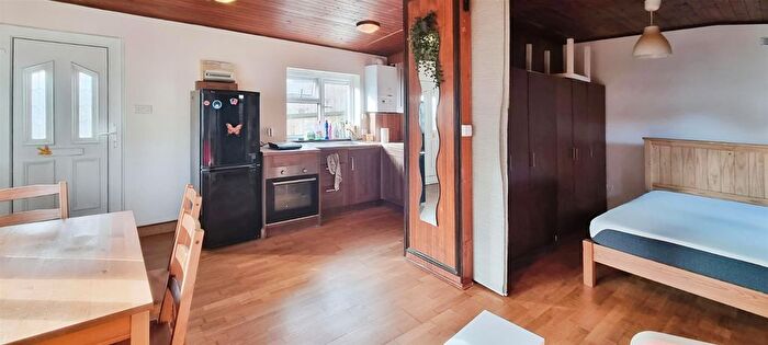 Studio To Rent In Great North Way, Hendon, London, NW4