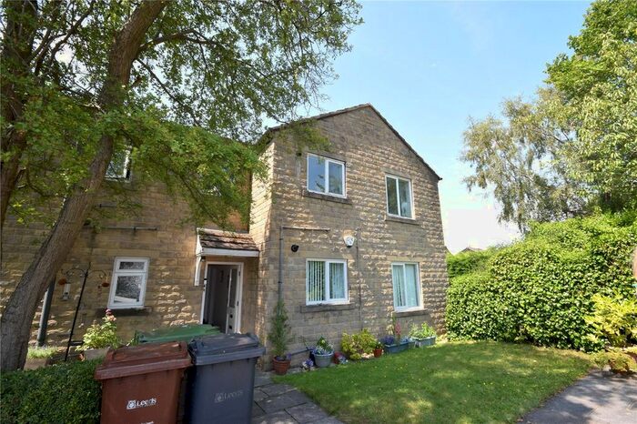 2 Bedroom Flat To Rent In Walkers Row, Yeadon, Leeds, LS19