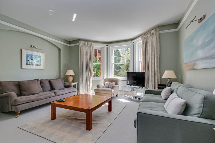 2 Bedroom Flat To Rent In Albert Bridge Road, SW11