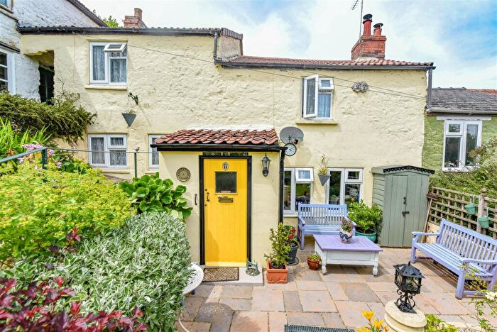 2 Bedroom Cottage For Sale In Hill Square, Cam, GL11