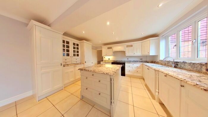 4 Bedroom Detached House To Rent In Chipperfield Road, Kings Langley, Hertfordshire, WD4