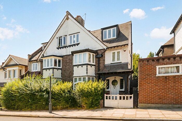 5 Bedroom Semi-Detached House For Sale In Fitzwarren Gardens, Whitehall Park, N19