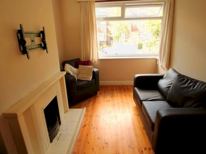 2 Bedroom House To Rent In Cliff Side Gardens, Leeds, LS6