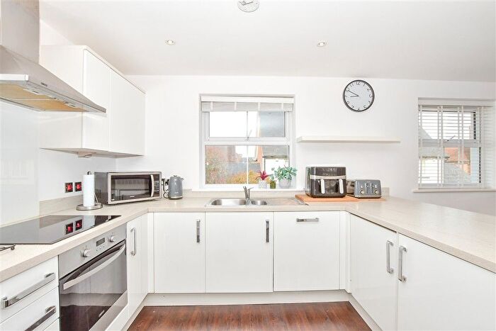 2 Bedroom Flat For Sale In Clarence Way, Kings Hill, West Malling, Kent, ME19