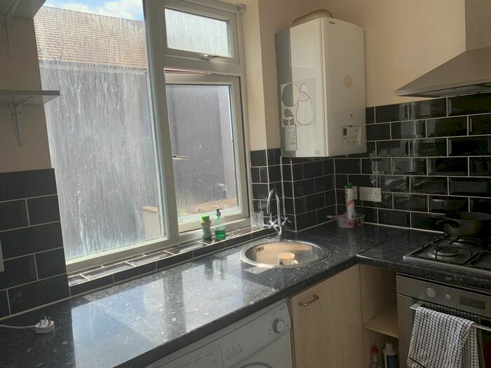 2 Bedroom Flat To Rent In Eastern Avenue, Ilford, IG2