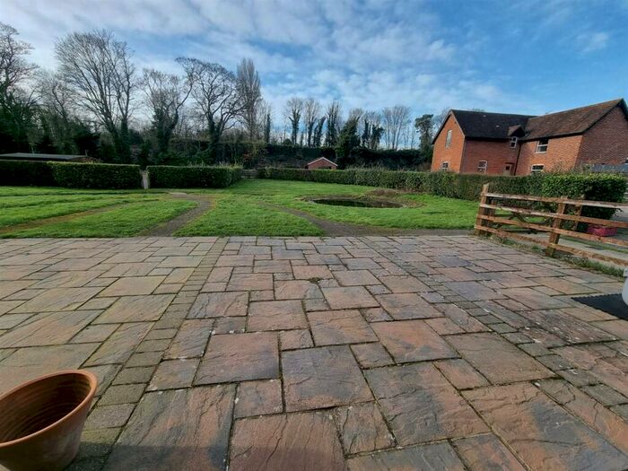 2 Bedroom Cottage To Rent In Lucks Hill, West Malling, ME19