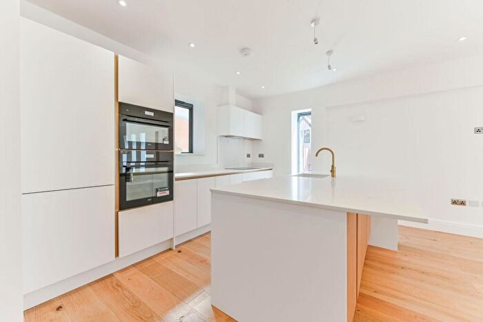 3 Bedroom House For Sale In Maplehurst Place, Coulsdon, CR5