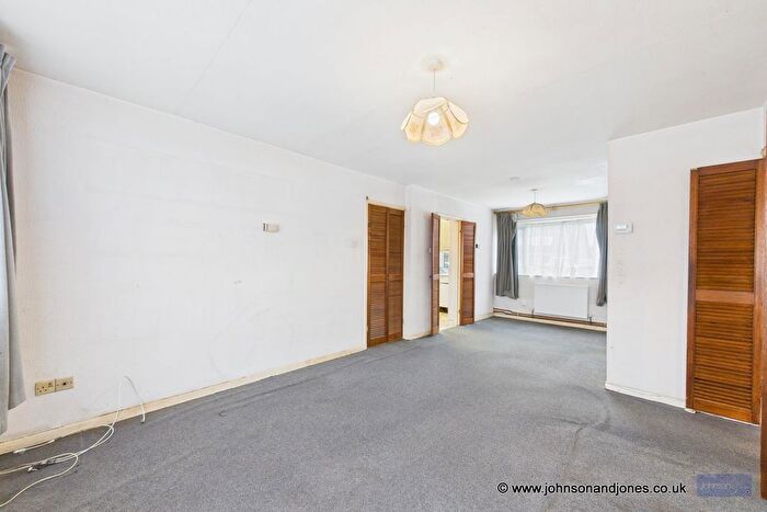 2 Bedroom Flat For Sale In Hazelbank Court, Chertsey, KT16