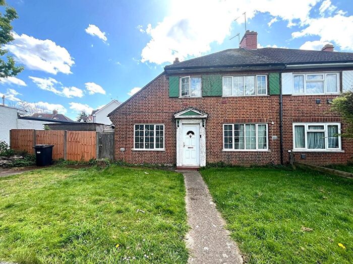 3 Bedroom Semi-Detached House To Rent In Great West Road, Hounslow, TW5